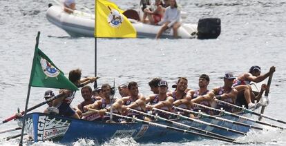 La tripulación de Urdaibai en la tanda de honor, del Campeonato de España de traineras este domingo en Castro Urdiales.