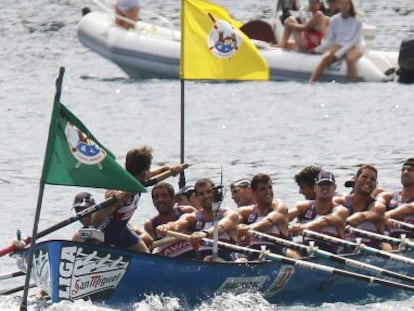 La tripulación de Urdaibai en la tanda de honor, del Campeonato de España de traineras este domingo en Castro Urdiales.