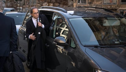 Quim Torra saliendo de su coche oficial.