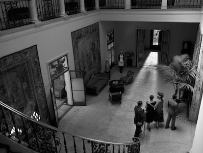 Vest&iacute;bulo del palacete de la calle de Muntaner, en una imagen de la pel&iacute;cula &#039;Blancanieves&#039; rodada all&iacute;; las paredes vac&iacute;as de cuadros est&aacute;n cubiertas por grandes tapices.