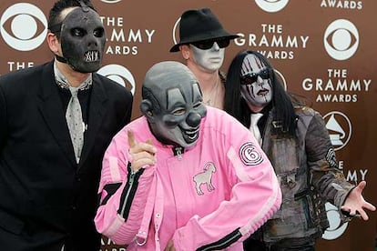 Los Premios Grammy han celebrado su 48ª edición en el Staples Center de Los Ángeles. En la pasarela previa a la gala se ha visto casi de todo. Han destacado en originalidad los componentes del grupo Slipknot, disfrazados como algunos de los peores personajes del peor cine de terror.