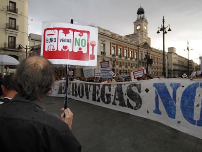 Decenas de personas se concentraron ayer en la Puerta del Sol convocadas por la plataforma Eurovegas No, una protesta diluida por la intensa lluvia. Los manifestantes criticaron el “secretismo” y “la falta de transparencia” de las autoridades.