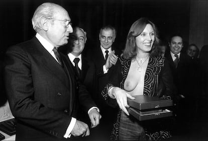 Spanish actress Susana Estrada receives a prize from the then-mayor of Madrid, Enrique Tierno. The images – taken in 1978 – established what was then known as 'the uncovering.'