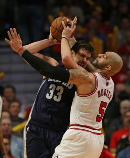 Marc Gasol, ante Carlos Boozer.