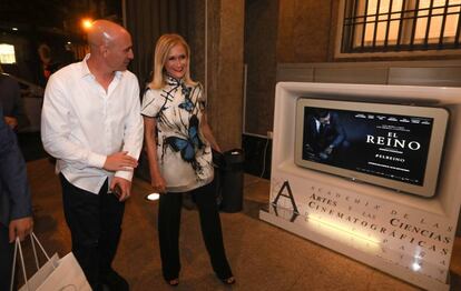 Cristina Cifuentes y el presidente de la Federación de Fútbol, Luis Rubiales, el martes, en el pase de 'El reino', en Madrid.