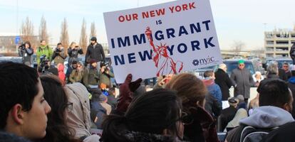 Manifestaciones contra el veto migratorio a la salida del aeropuerto JFK de Nueva York.