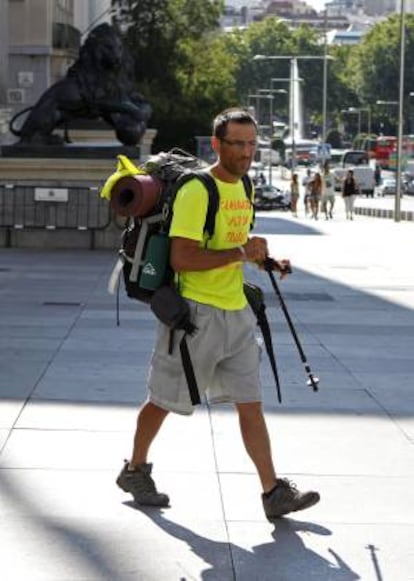 Salida del Congreso de un parado que ha entregado una carta a los diputados tras haber hecho todo el camino desde Ronda (Málaga) a Madrid andando.