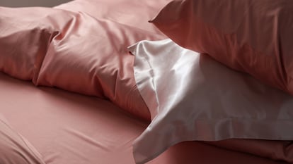 Artículo de EL PAÍS Escaparate sobre una funda de almohada de seda de morera que está arrasando en Amazon.