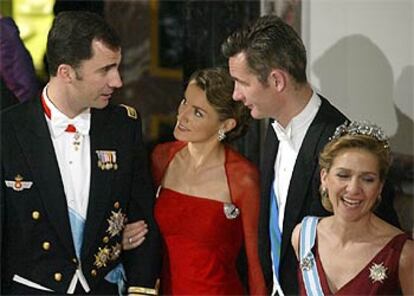 El Prncipe y Letizia Ortiz conversan en otro momento de la fiesta con los duques de Palma, do?a Cristina de Borbn y su esposo, I?aki Urdangarn.