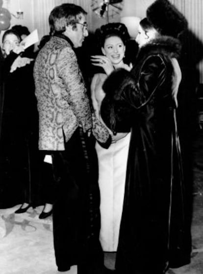 La princesa Margarita charlando con Barbra Streisand y Peter Sellers en una fiesta benéfica en 1969.