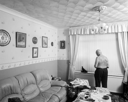 Imagen sin título perteneciente al fotolibro 'Ta-ra', publicado por Ediciones Anómalas y el Consell de Mallorca, obra del fotógrafo hispanoargentino Sebastián Bruno. El autor vivió a lo largo de nueve años en el sur de Gales, donde retrató la cotidianidad de las clases trabajadoras con la mirada aséptica de un extranjero.