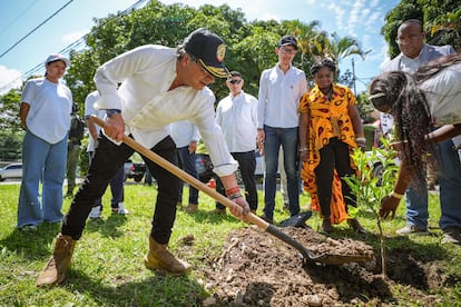 Gustavo Petro, Francia Márquez y Daniel Rojas, en el predio de la Universidad del Valle, en Suárez (Cauca).