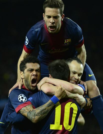 Alves, Alba e Iniesta celebran con Messi uno de sus goles.