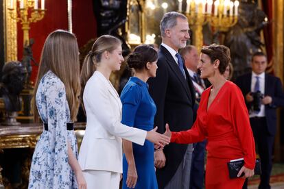 La princesa Leonor saluda a la presidenta de Navarra, María Chivite en el Salón del Trono del Palacio Real. 