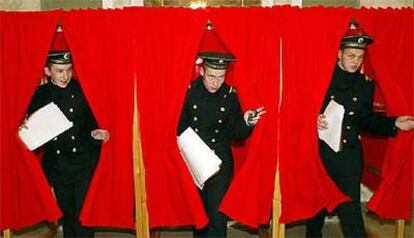 Marineros rusos salen de cabinas de votación, ayer en un colegio electoral en el puerto de Sebastopol.