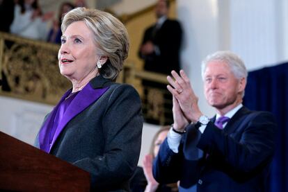 La corbata de Bill Clinton y el traje de Hillary destacaban los tonos violeta.