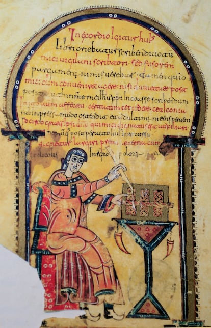 El escribano Vigila, en el 'scriptorium'. Imagen del 'Códice Albeldense' (976), que se encuentra en la biblioteca del monasterio de El Escorial.
