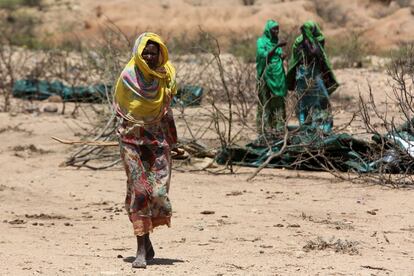 La ONU ha solicitado 105 millones de dólares para proveer de ayuda humanitaria a esta población al borde de una catástrofe humanitaria. Una mujer desplazada interna camina por un campo en las afueras de la localidad de Qol Ujeed, en la frontera con Etiopía.