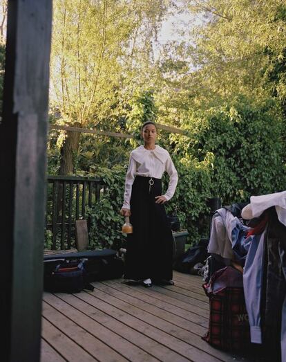 Blusa de COS, cárdigan de JW Anderson, pantalones de Céline y zapatos Chanel.
