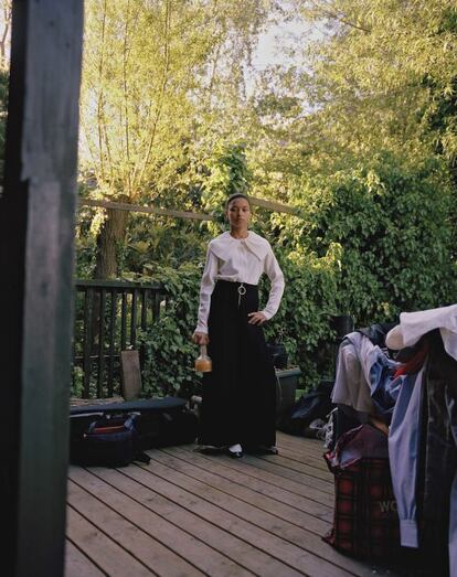 Blusa de COS, cárdigan de JW Anderson, pantalones de Céline y zapatos Chanel.