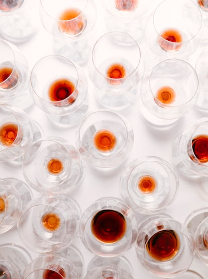 Color is a sign of age in wines: first come the ruby tones, then orange, and finally ochre. 