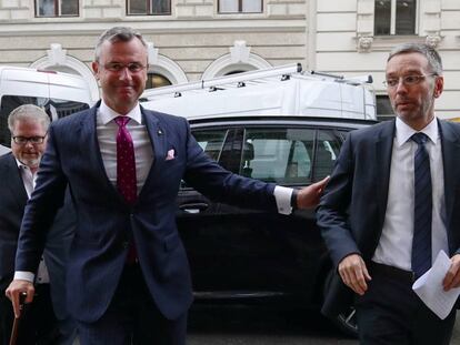 El nuevo jefe de la ultraderecha austriaca, Norbert Hofer (izquierda), y el ministro del Interior, Herbert Kickl, este lunes en Viena.