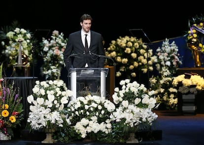 Pau Gasol también participó en el adiós que la NBA brindó al expropietario de los Lakes.