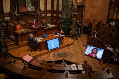 Pleno de octubre en el Ayuntamiento de Barcelona, donde la mayoría de los concejales han intervenido telemáticamente.