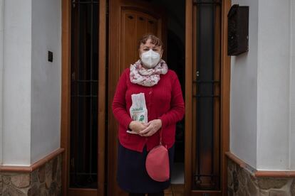 Mari Carmen Herrera, de 64 años y vecina de Herrera del Duque, en la puerta de su casa.