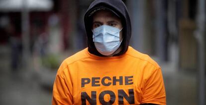 Un trabajador de empresa de Alu Ibérica en A Coruña (ex-Alcoa) con una camiseta reivindicativa. 