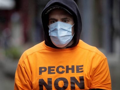 Un trabajador de empresa de Alu Ibérica en A Coruña (ex-Alcoa) con una camiseta reivindicativa. 