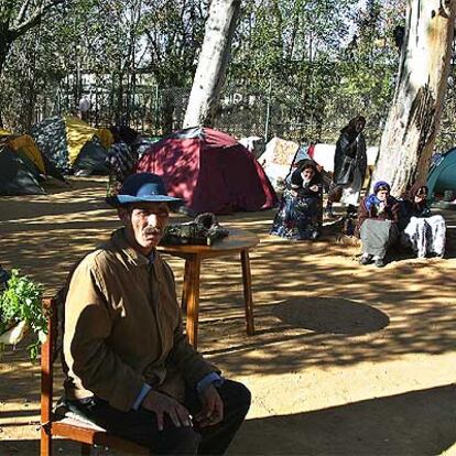 Varios inmigrantes rumanos, ayer, en el campamento municipal de Crdoba.