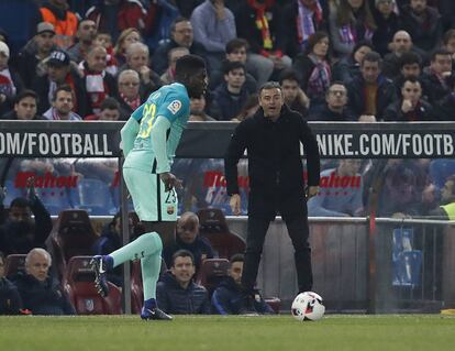 El entrenador del Barcelona, Luis Enrique, da instrucciones a Umtiti.