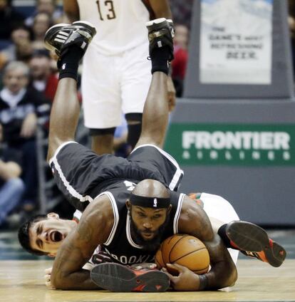 Reggie Evans, de los Brooklyn Nets, comete falta ante Ersan Ilyasova, de los Milwaukee Bucks.