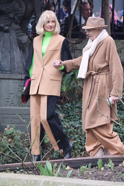 Las actrices Joely Richardson y Vanessa Redgrave aparecieron juntas y vestidas ambas en elegantes tonos camel.