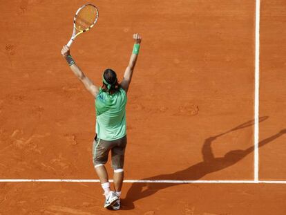 Nadal celebra su victoria contra Federer en la final de Roland Garros de 2008.