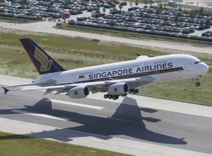 El primer avión A-380 de Airbus despega de Toulouse con destino a Singapur, desde donde cubrirá el trayecto regular con Sidney.