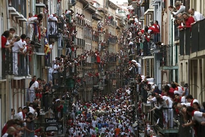 La manada de la ganadería de José Escolar Gil durante el tercer encierro de San Fermín 2016.