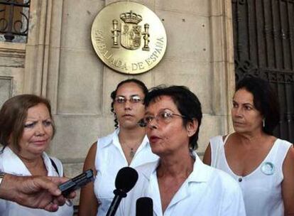 Miriam Leyva, de las Damas de Blanco, en la puerta de la Embajada española en septiembre de 2005.