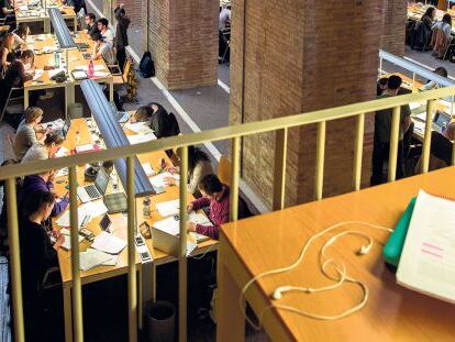 Estudiantes en una biblioteca de la Universidad Pompeu Fabra, en Barcelona.