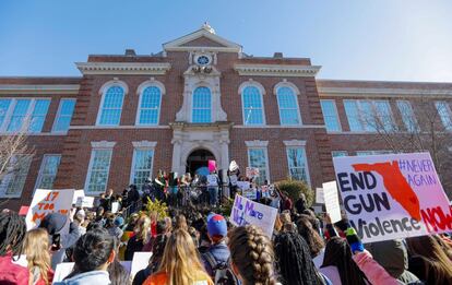 Estudiantes abandonan las aulas en varias ciudades de Estados Unidos para protestar contra la violencia con armas en las escuelas, al cumplirse un mes de la matanza de 17 personas en un colegio de Parkland, Florida. En la fotografía, decenas de estudiantes del instituto Druid Hills participan en una protesta a nivel nacional contra la venta de armas en Atlanta, Georgia, el 14 de marzo de 2018.