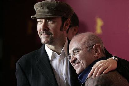 Kevin Spacey, a la izquierda, con el actor británico Bob Hoskins, ayer en la Berlinale.