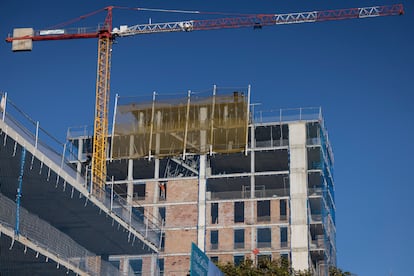 Obras de construcción de vivienda nueva en el barrio de La Marina de Port de Barcelona.