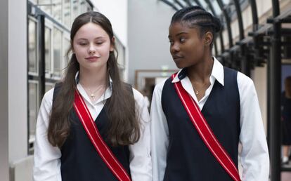 Louise Labèque y Wislanda Louimat, en una imagen de 'Zombi Child', de Bertrand Bonello.