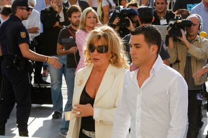 La ex caldesa de Marbella Marisol Yagüe, acompañada por un familiar llega a la Audiencia Provincial de Málaga.