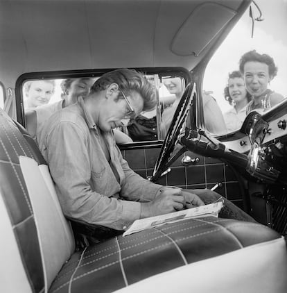 James Dean firma autógrafos en Texas durante el rodaje de 'Gigante' (1955).