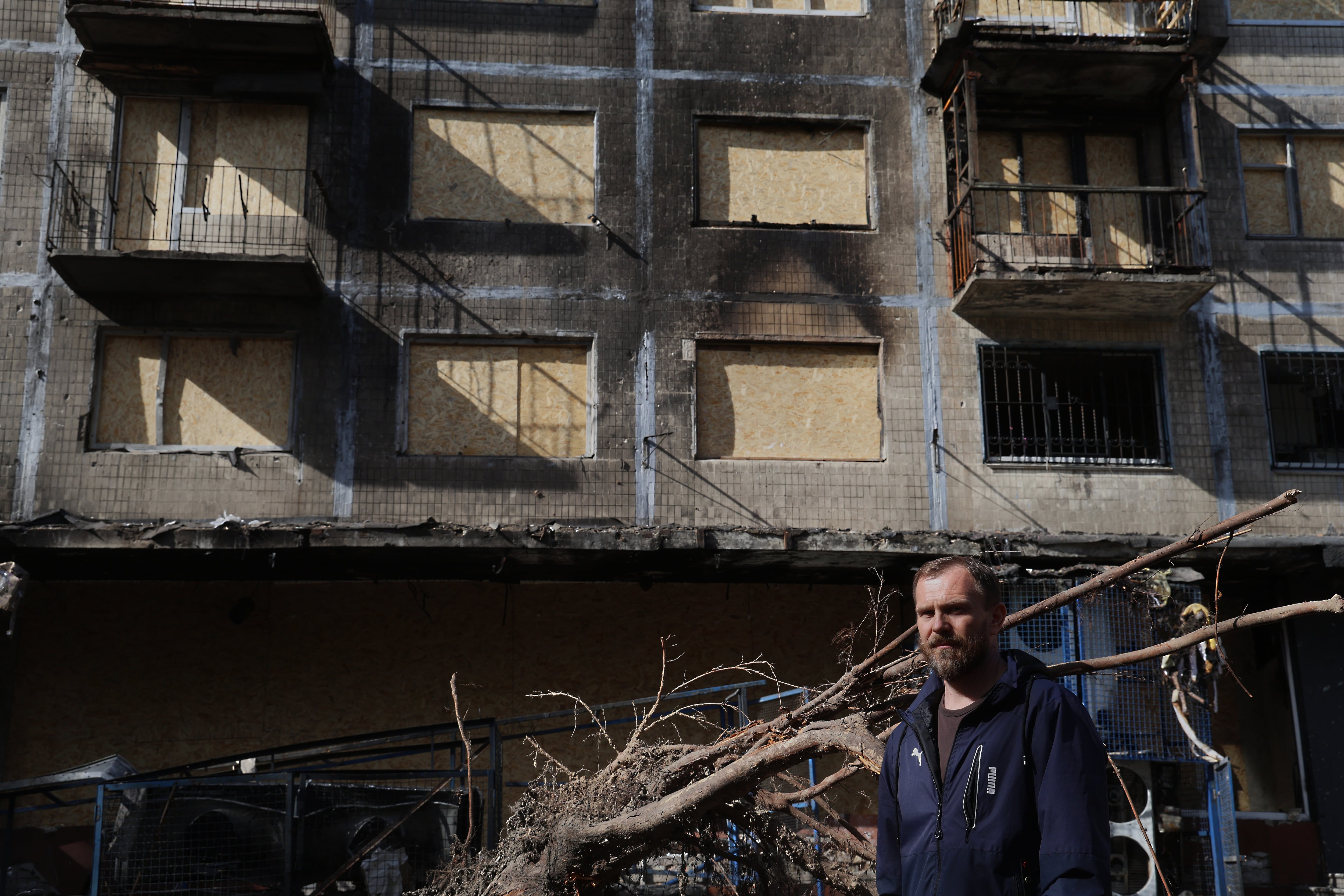 Roman Samchuk, de 43 años, delante del edificio en el que vive.