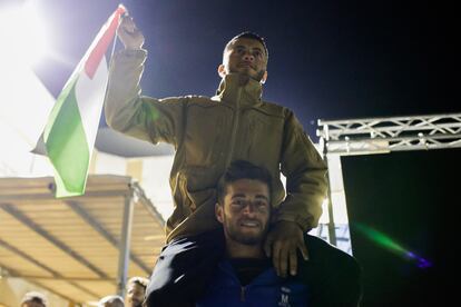 El palestino y codirector Basel Adra (arriba), durante la proyección del documental.