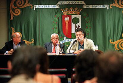 El presidente del Constitucional, Jiménez de Parga (centro), en la clausura del X Curso de Periodismo Jurídico.