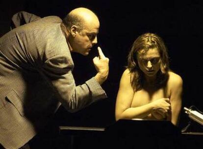 Aitor Mazo y Cristina Samaniego, en una escena de <i>La última copa.</i>